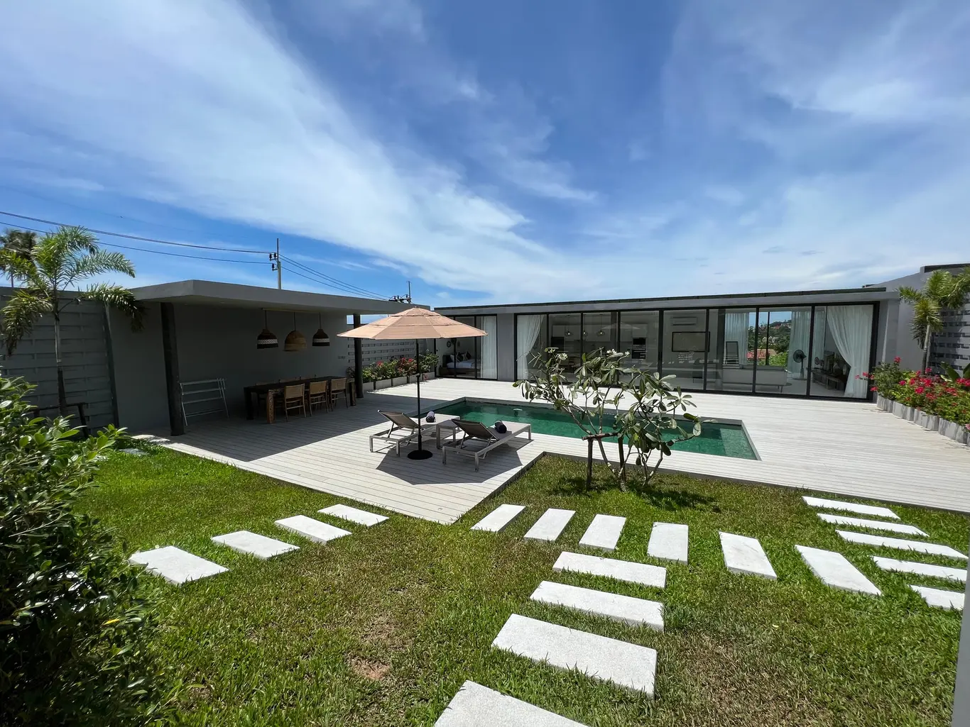 New Three-Bedroom Garden Pool Villa with Covered Parking near Choeng Mon Beach