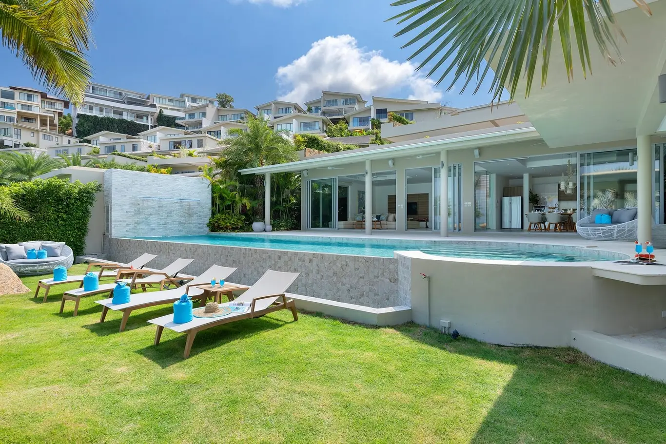 Beachfront Four-Bedroom Villa with Cinema Room & Swim-Up Bar, Samrong Bay — view 2