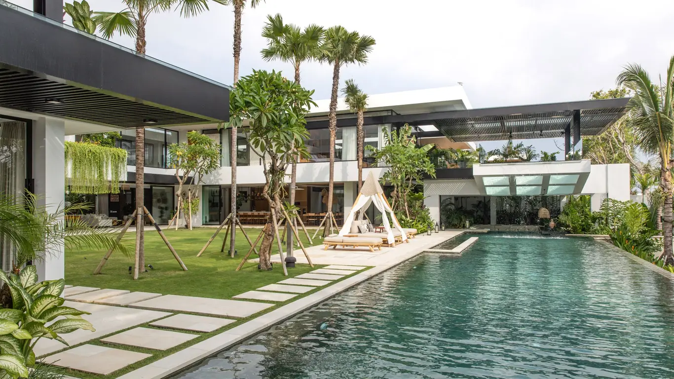 Six-Bedroom Glass-Walled Villa over the Rice Fields