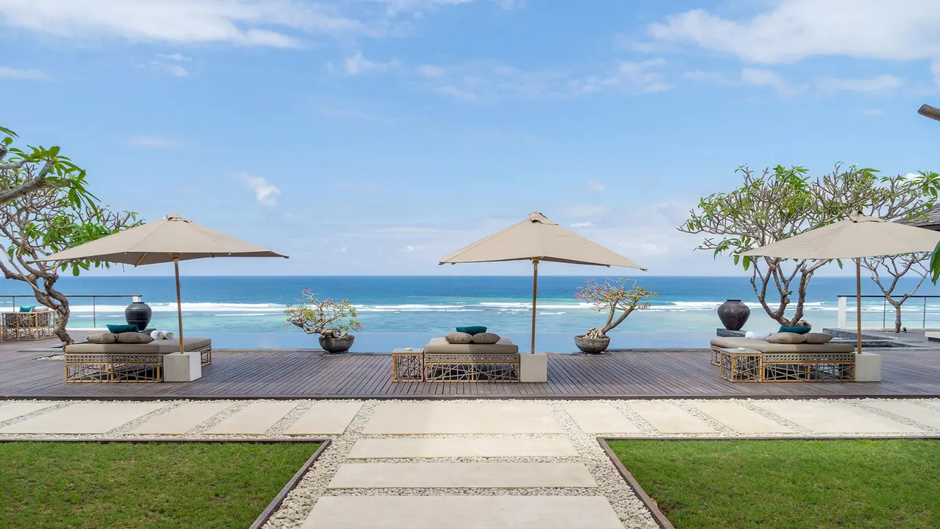 Five-Bedroom Clifftop Villa with Ocean Views — view 2