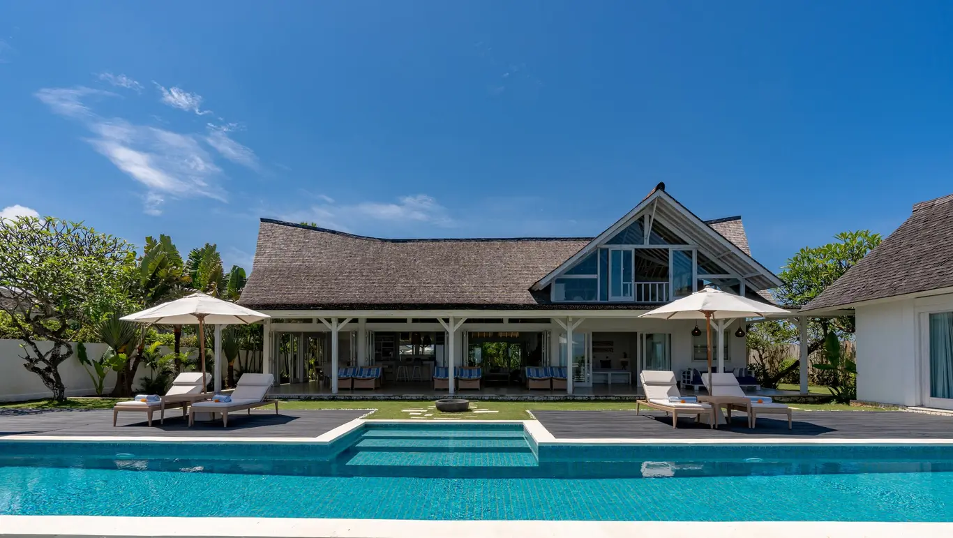 Clifftop Three-Bedroom Ocean-View Villa with Mezzanine and Sea-Facing Pool