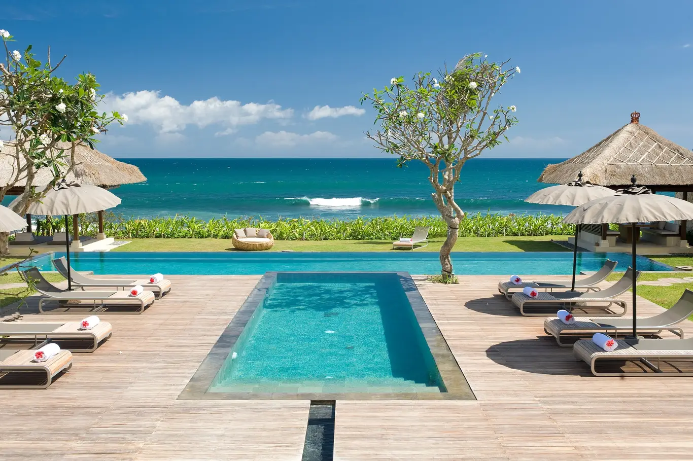 Beachfront Five-Bedroom Ocean-View Villa with Beach Bale, Pantai Lima