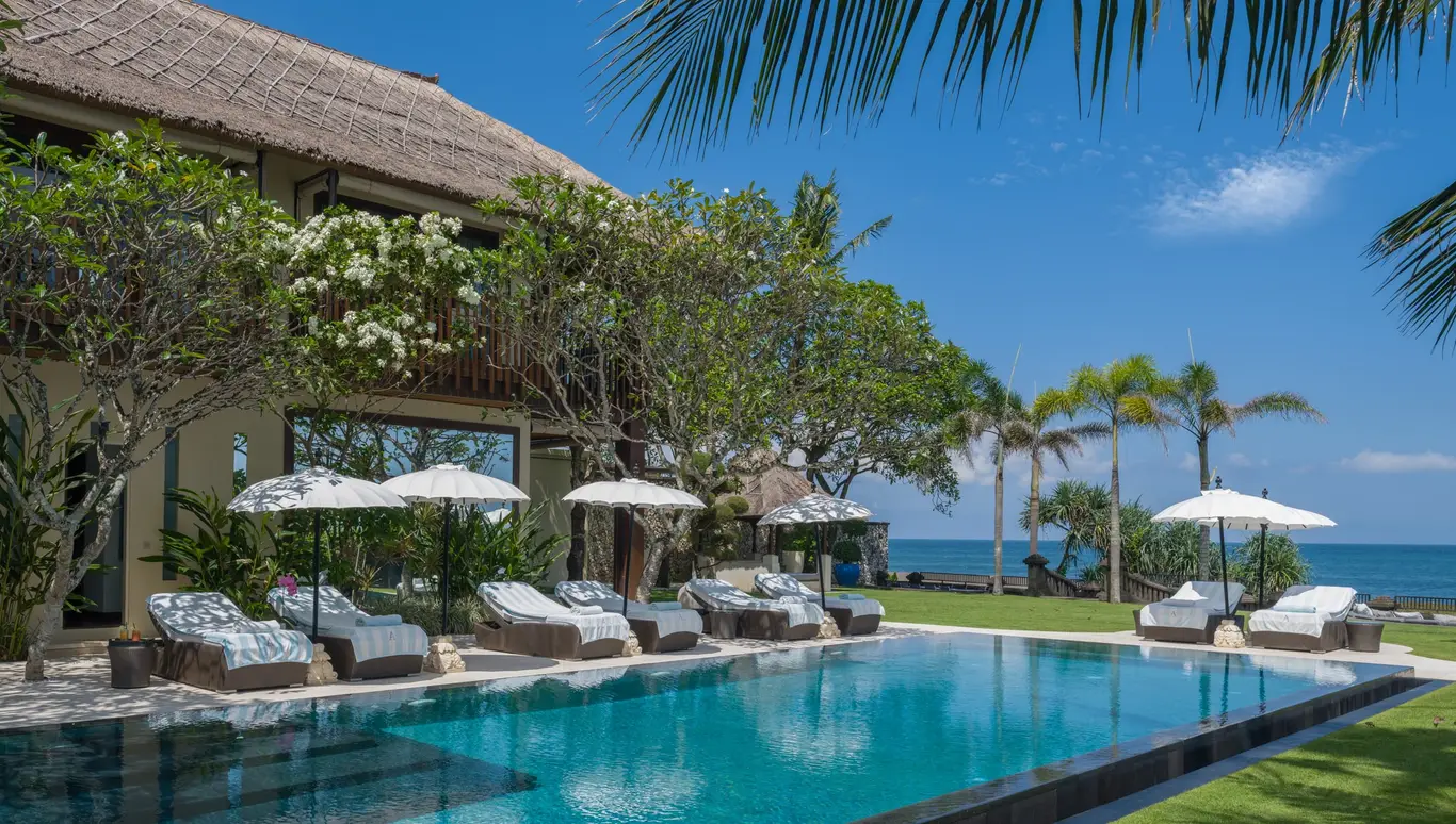 Beachfront Five-Bedroom Ocean-View Villa with Spa Room, Pantai Lima