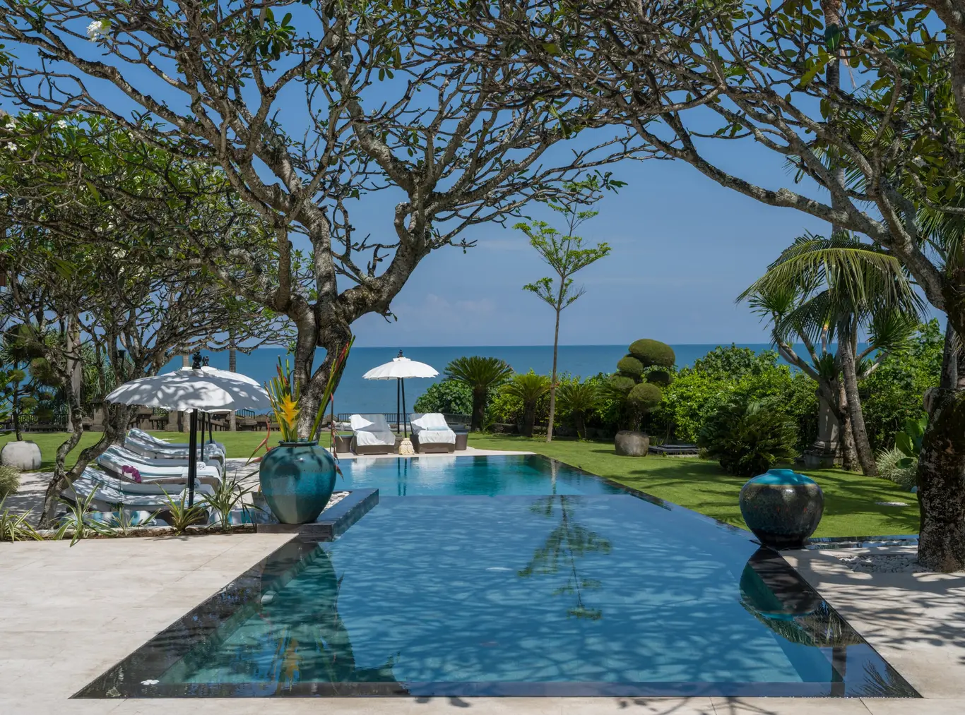 Beachfront Five-Bedroom Ocean-View Villa with Spa Room, Pantai Lima — view 2