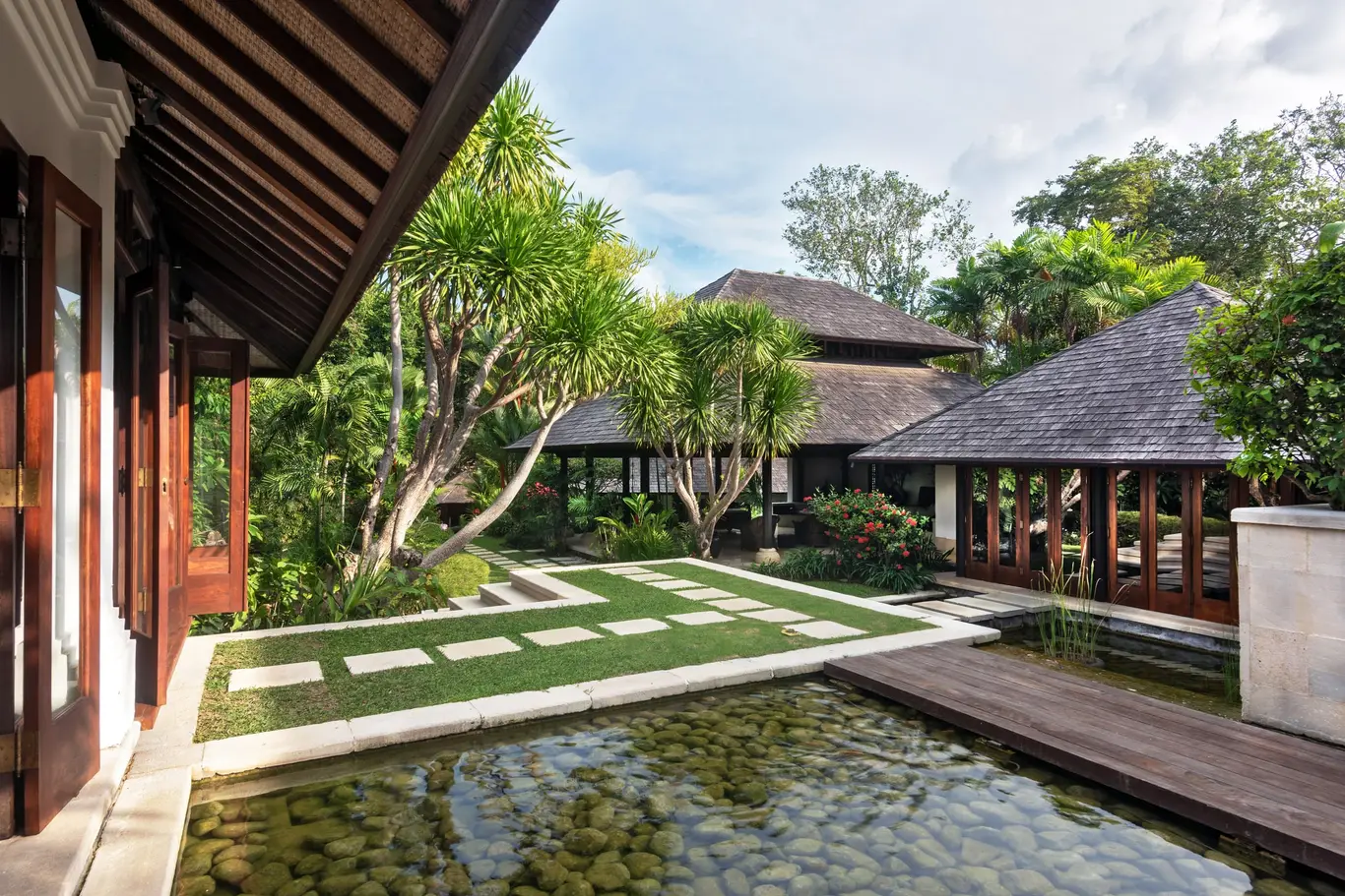 Three-Bedroom Riverside Pavilion Villa with Rice-Terrace Garden, Pererenan — view 2