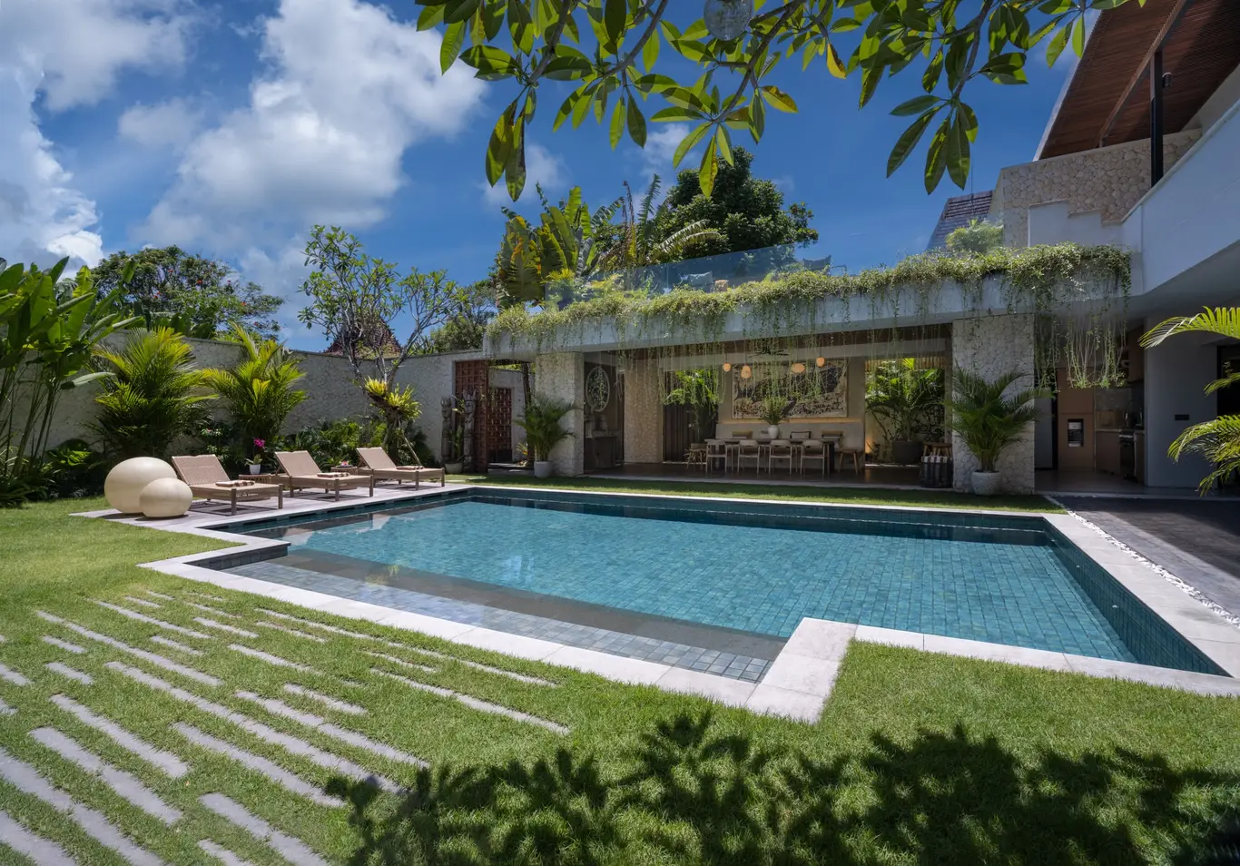 Four-Bedroom Beachside Villa with Rooftop Yoga Deck - Pererenan