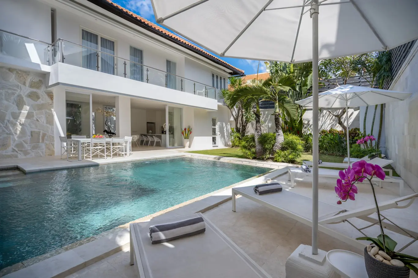 Four-Bedroom Walled-Garden Villa with Private Gym & Media Lounge, Taman Mertanadi