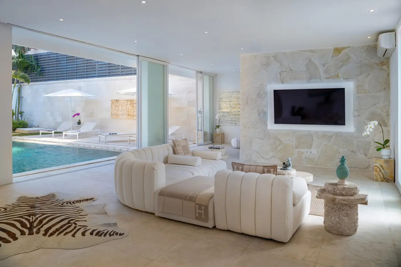 Four-Bedroom Walled-Garden Villa with Private Gym & Media Lounge, Taman Mertanadi — view 2