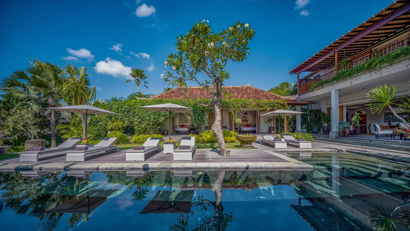 Eleven-Bedroom Rice-Field Estate near the Sea - Seseh Beach — view 2