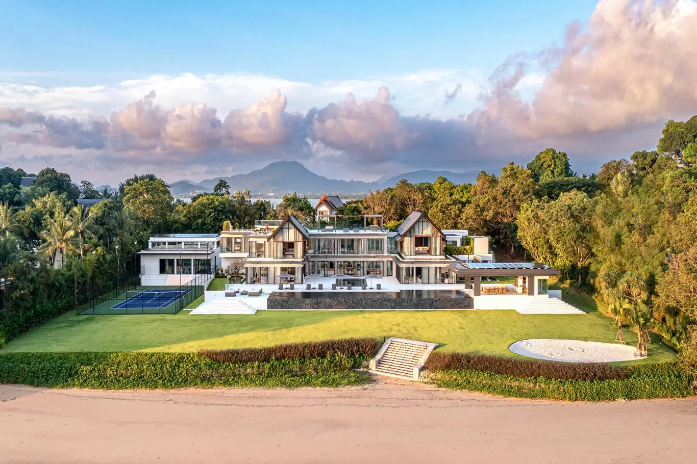 Villa Amarasara — Beachfront Estate