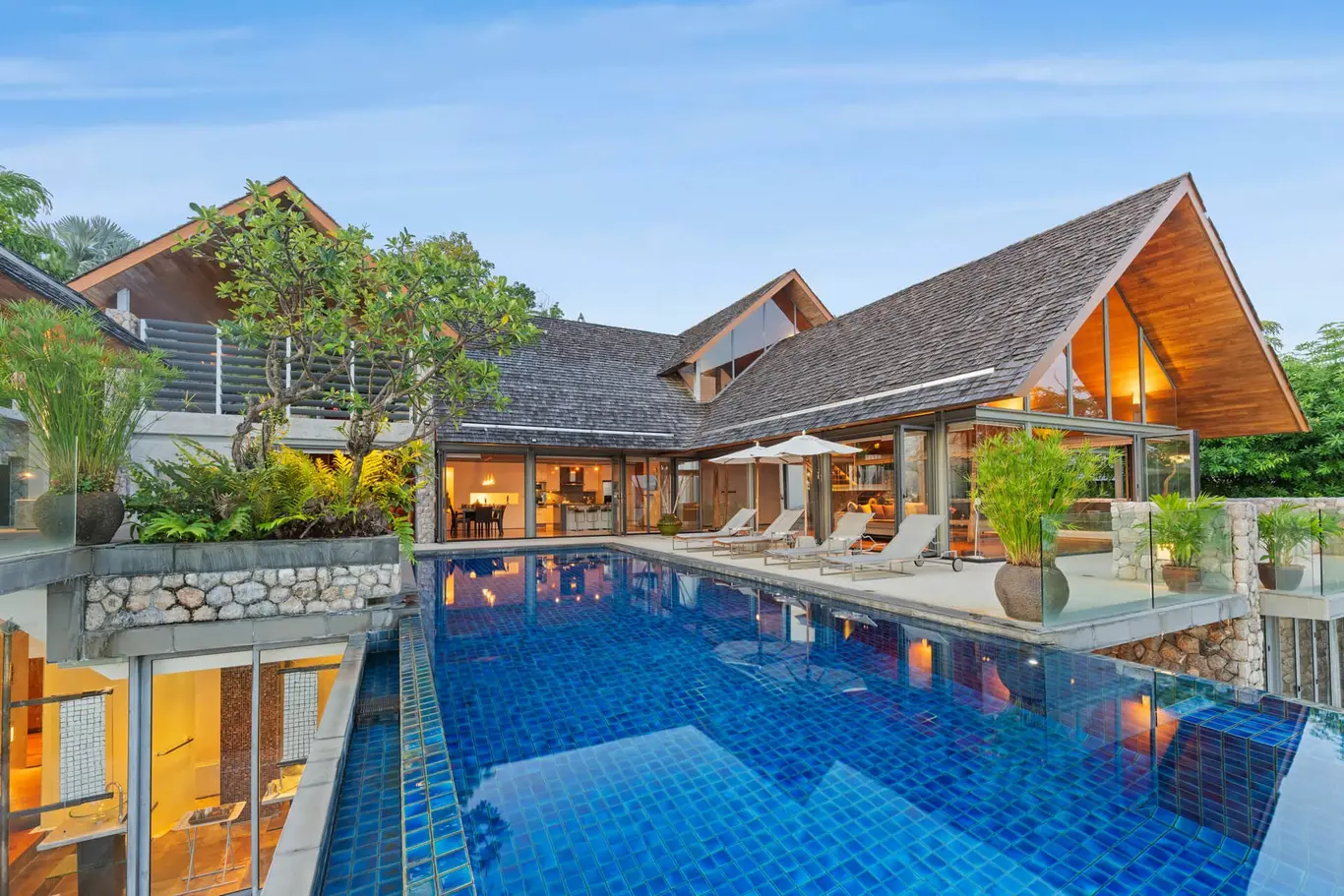 Cliffside Four-Bedroom Villa with 14-Metre Infinity Pool — view 2