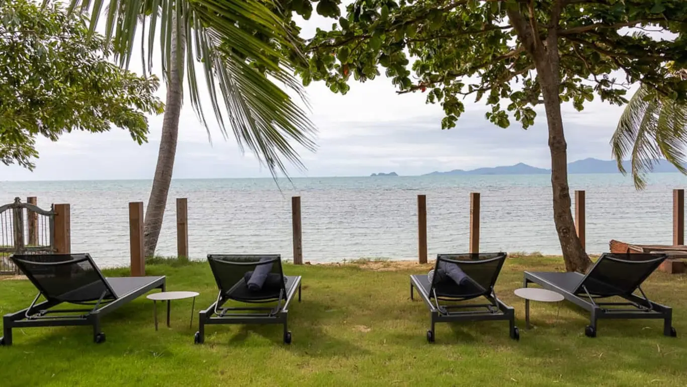 Beachfront Villa with a Saltwater Infinity Pool — view 2
