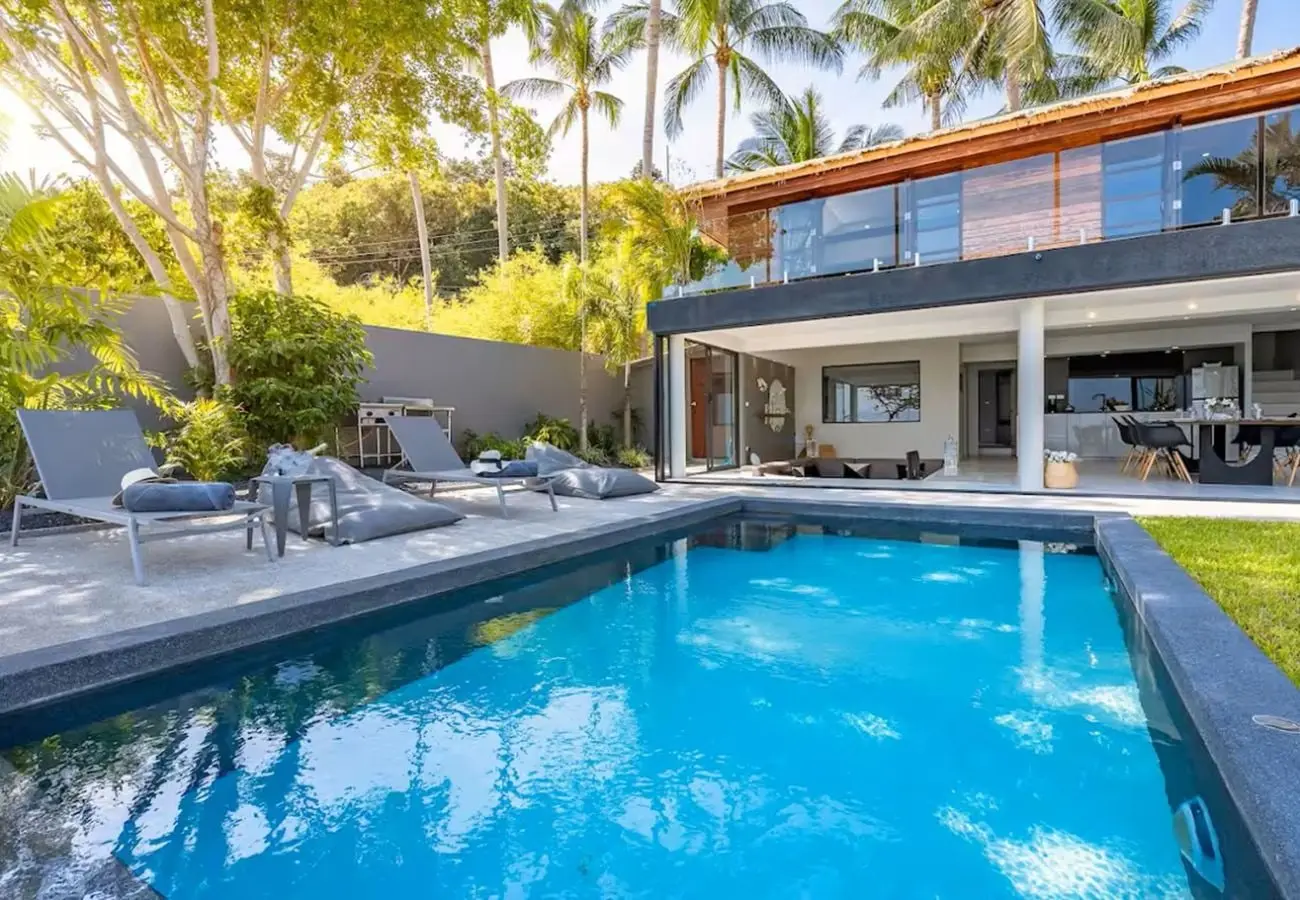 Beachfront 4-Bedroom Villa with Lawn Pool, Steps from Fisherman's Village — view 2
