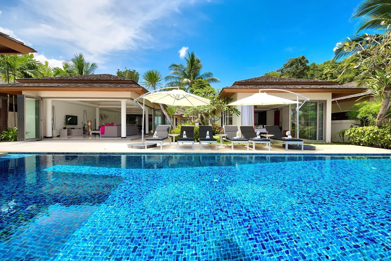 Beachfront Single-Storey Pool Villa — view 2