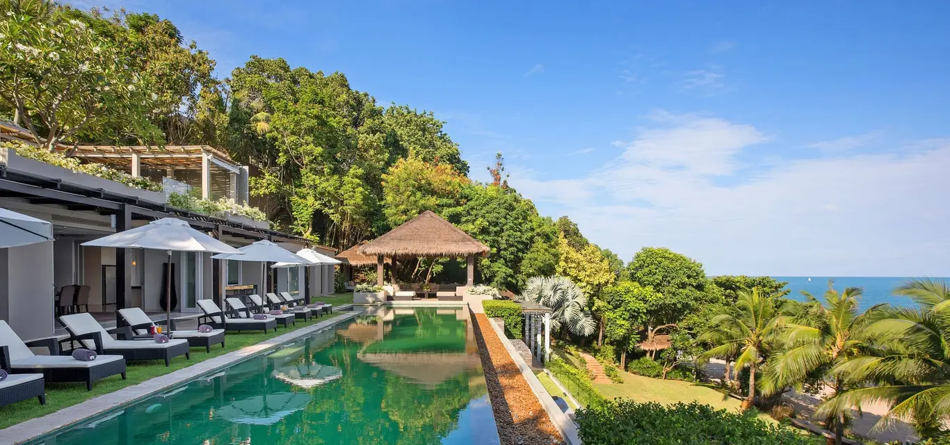 8-Bedroom Beachfront Villa with Cliff-Edge Infinity Pool in Chaweng
