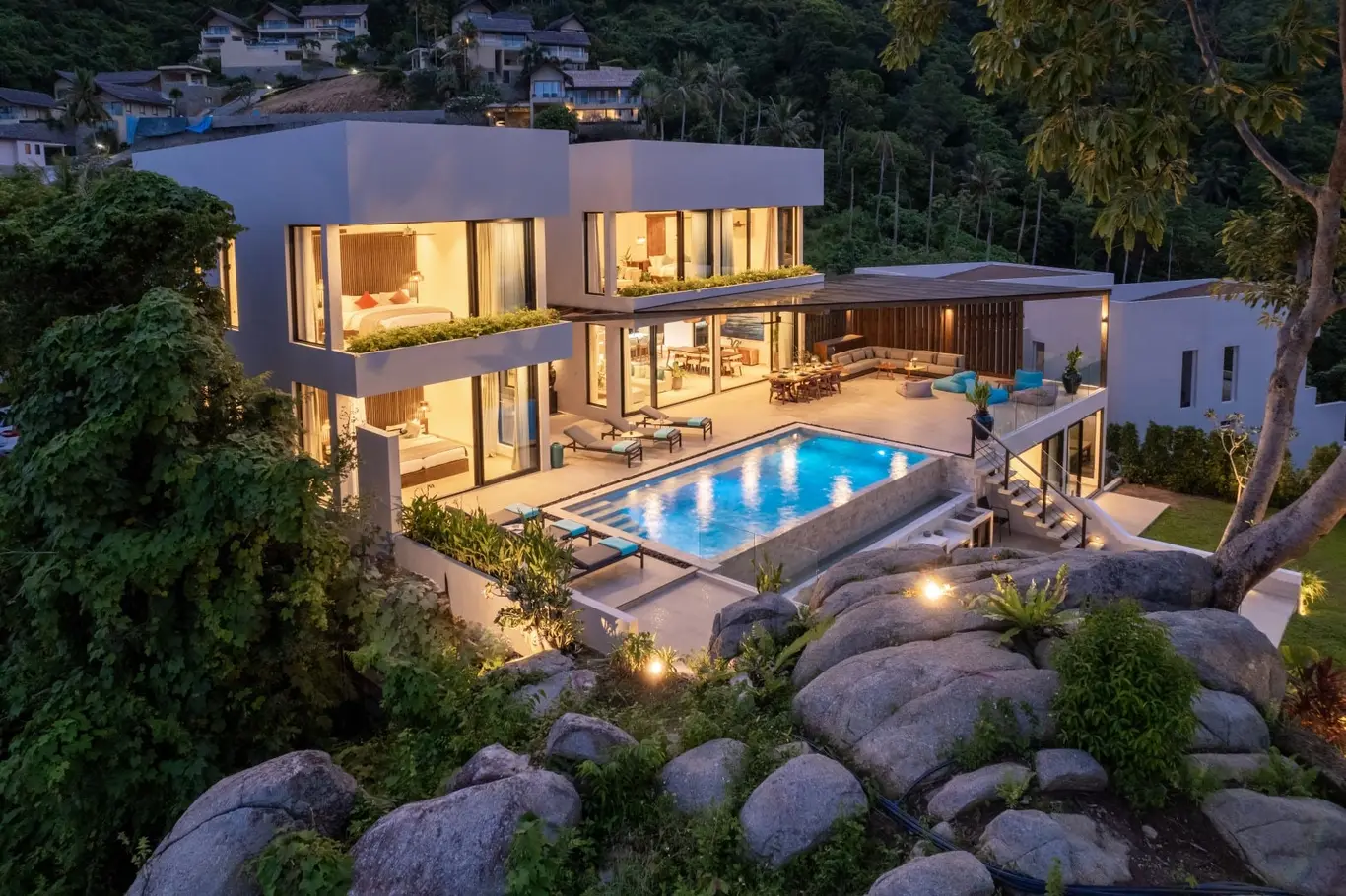 Four-Bedroom Hillside Villa with Bay Views — view 2