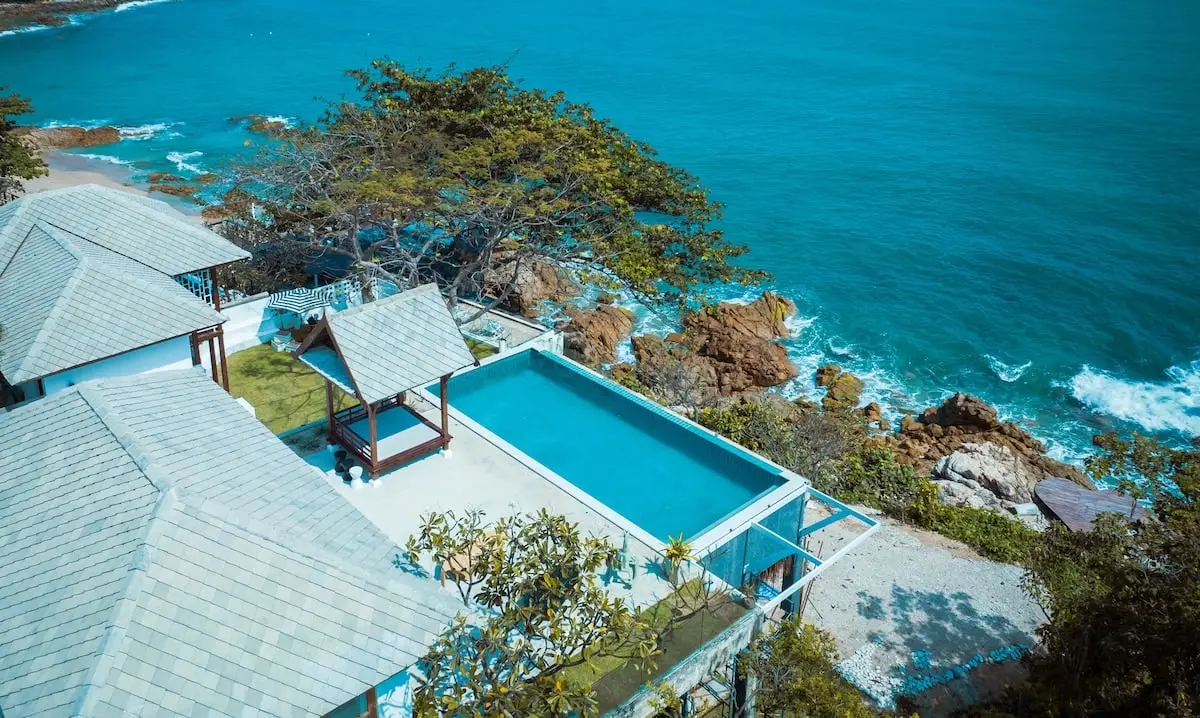 Beachfront 5-Bedroom Villa with 14 m Pool & 270° Sea Views