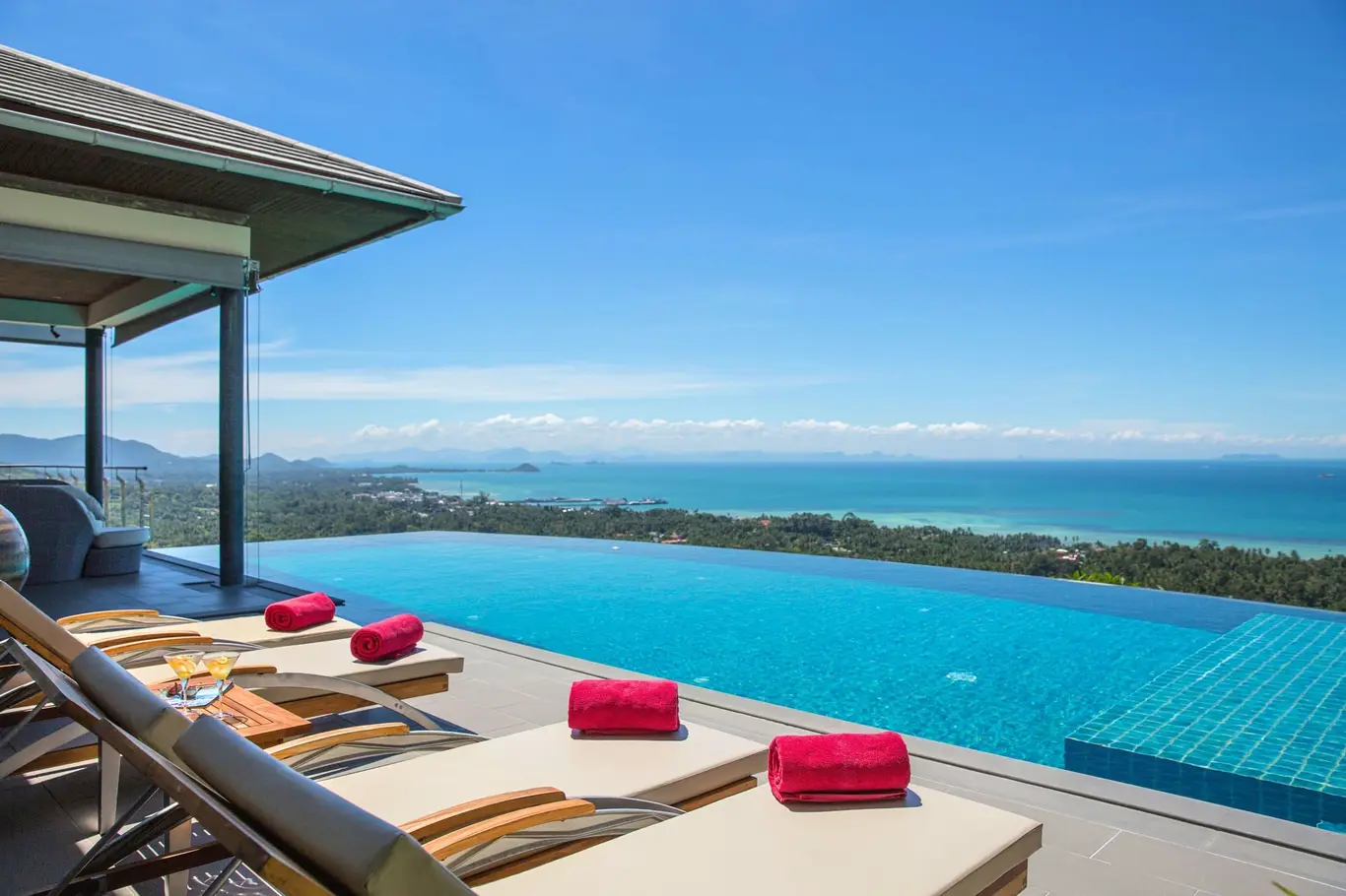 Cliff-Hanging Infinity-Pool Sports Villa