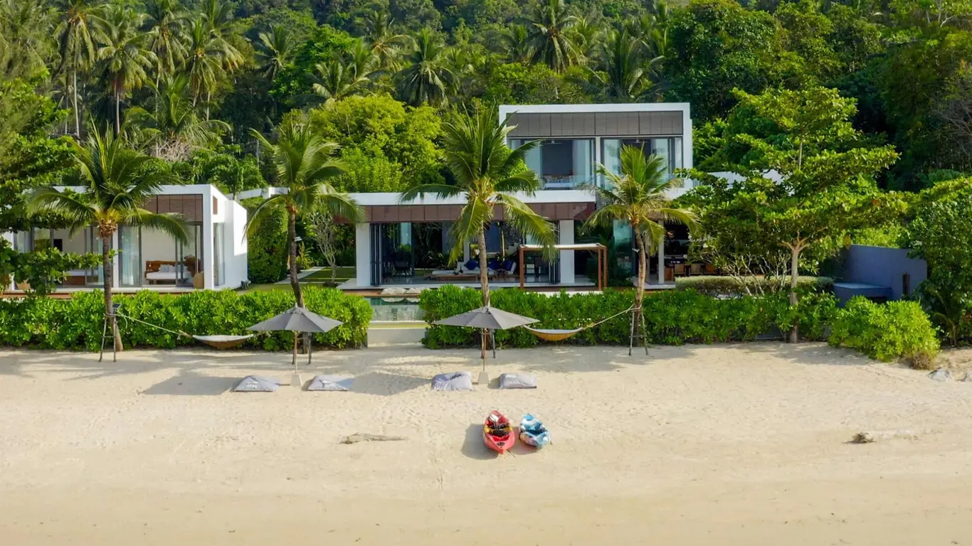 Beachfront Family Villa with a 27 m Infinity Pool