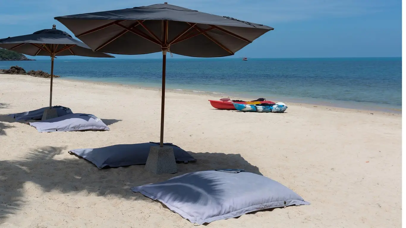 Beachfront Family Villa with a 27 m Infinity Pool — view 2