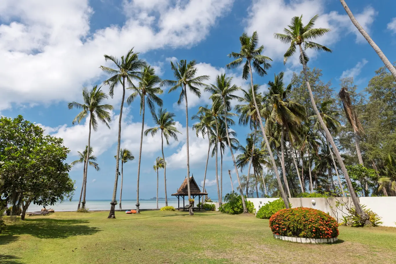 Glass, Stone & Wood Beachfront Villa, Five Bedrooms — view 2