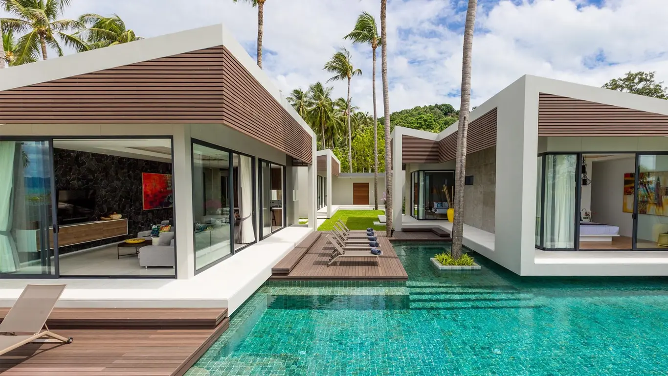Glass-Walled Beachfront Villa with Infinity Pool — view 2