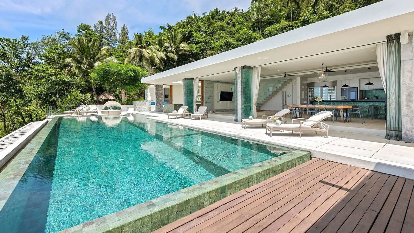 Hillside Villa with 18m Pool & Treehouse Play Deck