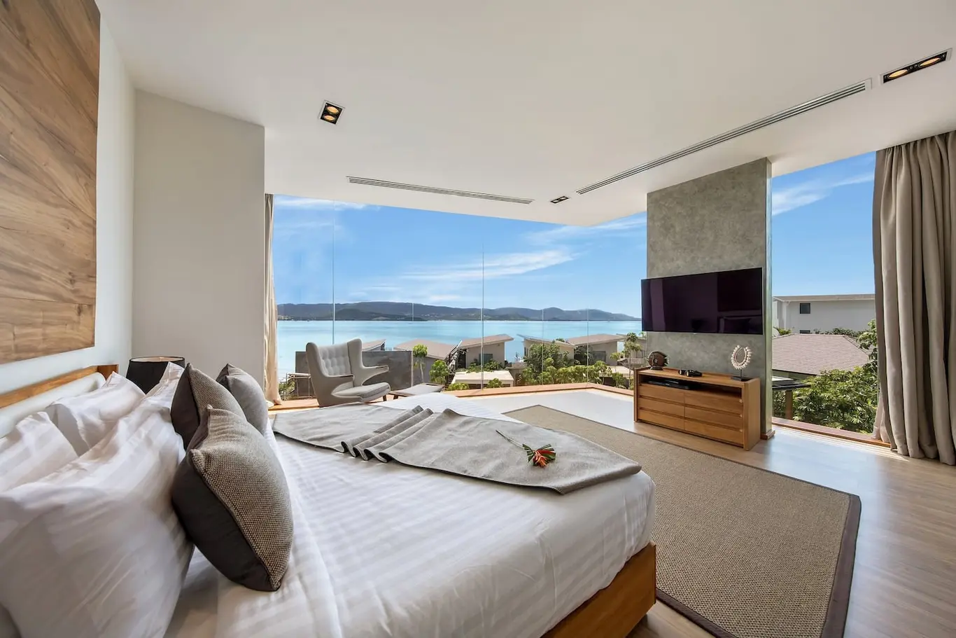 Gated Four-Bedroom Villa with 25 m Infinity Pool and Swim-Up Bar