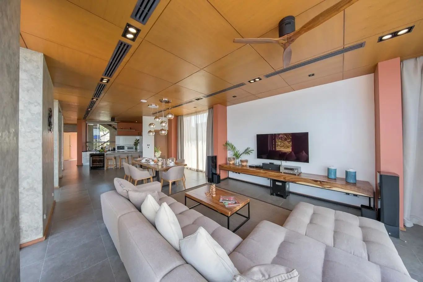 Gated Four-Bedroom Villa with 25 m Infinity Pool and Swim-Up Bar — view 2
