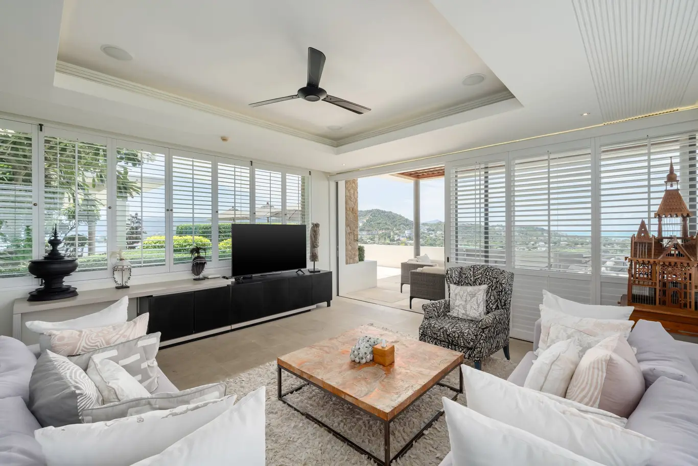 Hillside Villa with Horizon-Edge Pool, Cinema & Spa Room