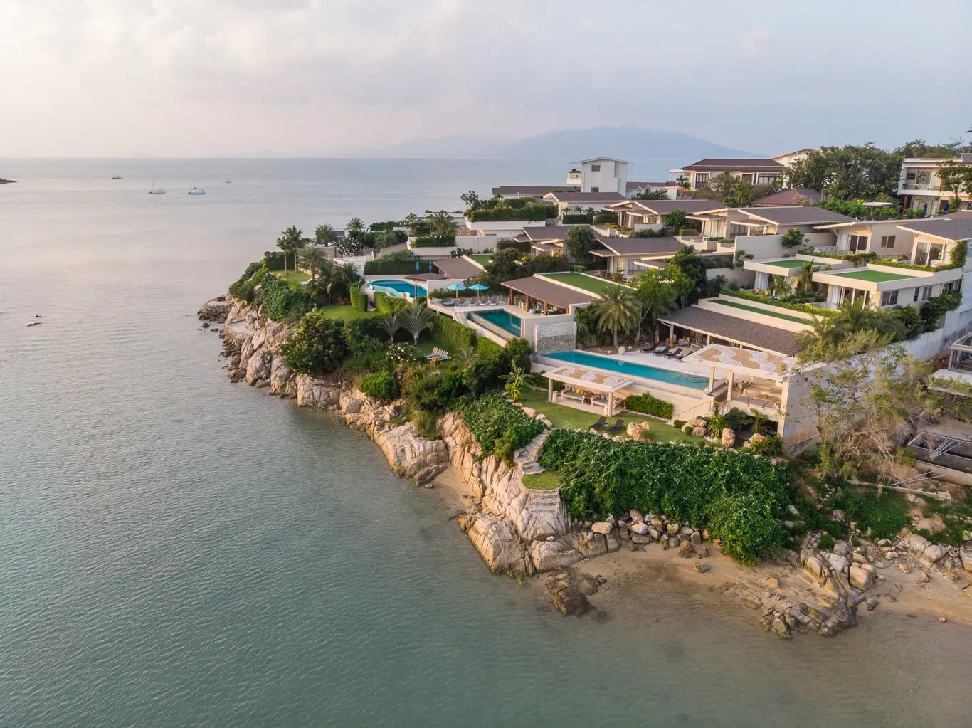 Fully Staffed Oceanfront Six-Bedroom Villa with Pool, Cinema & Gym — view 2