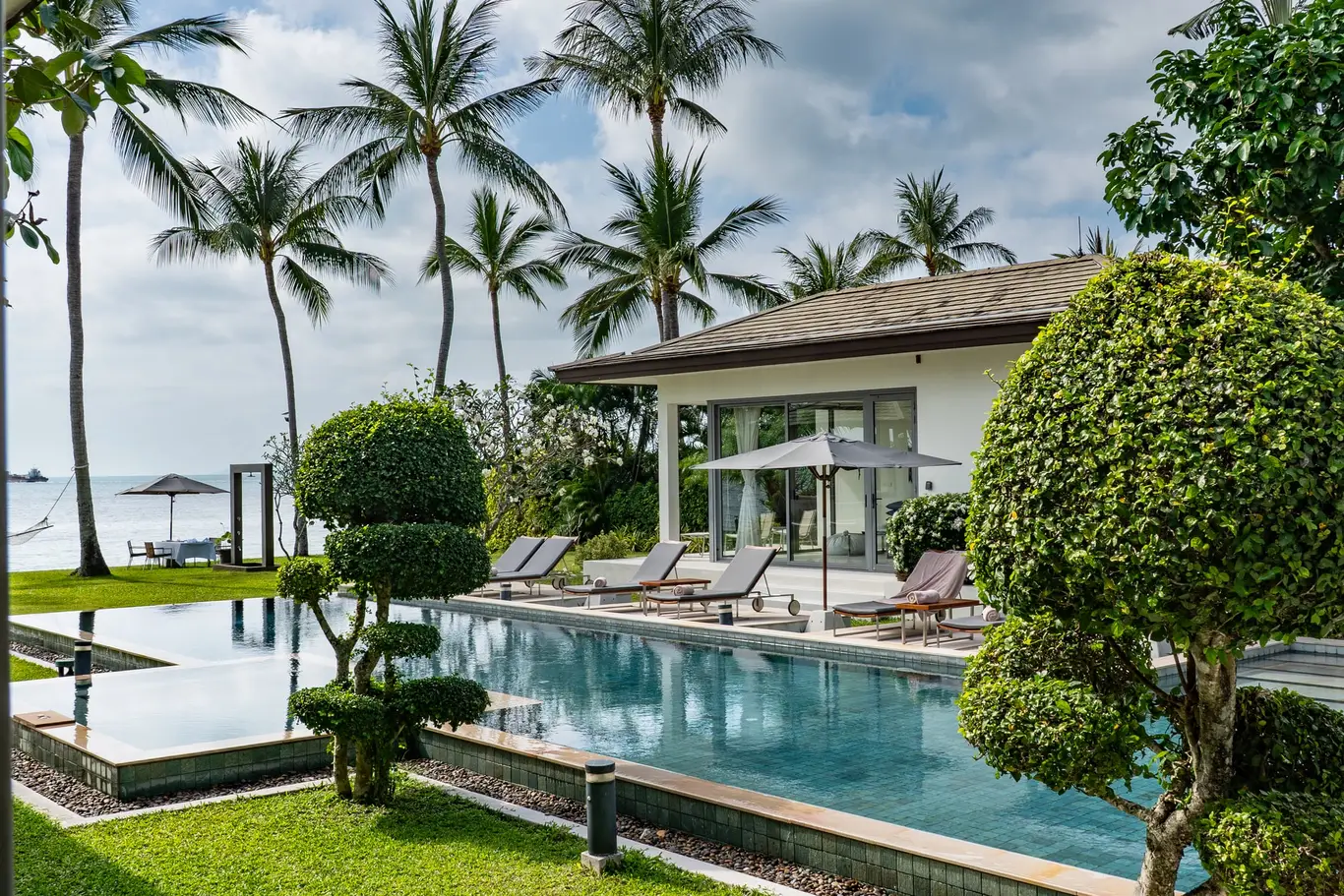 Five-Islands Beachfront Sunset Villa — view 2
