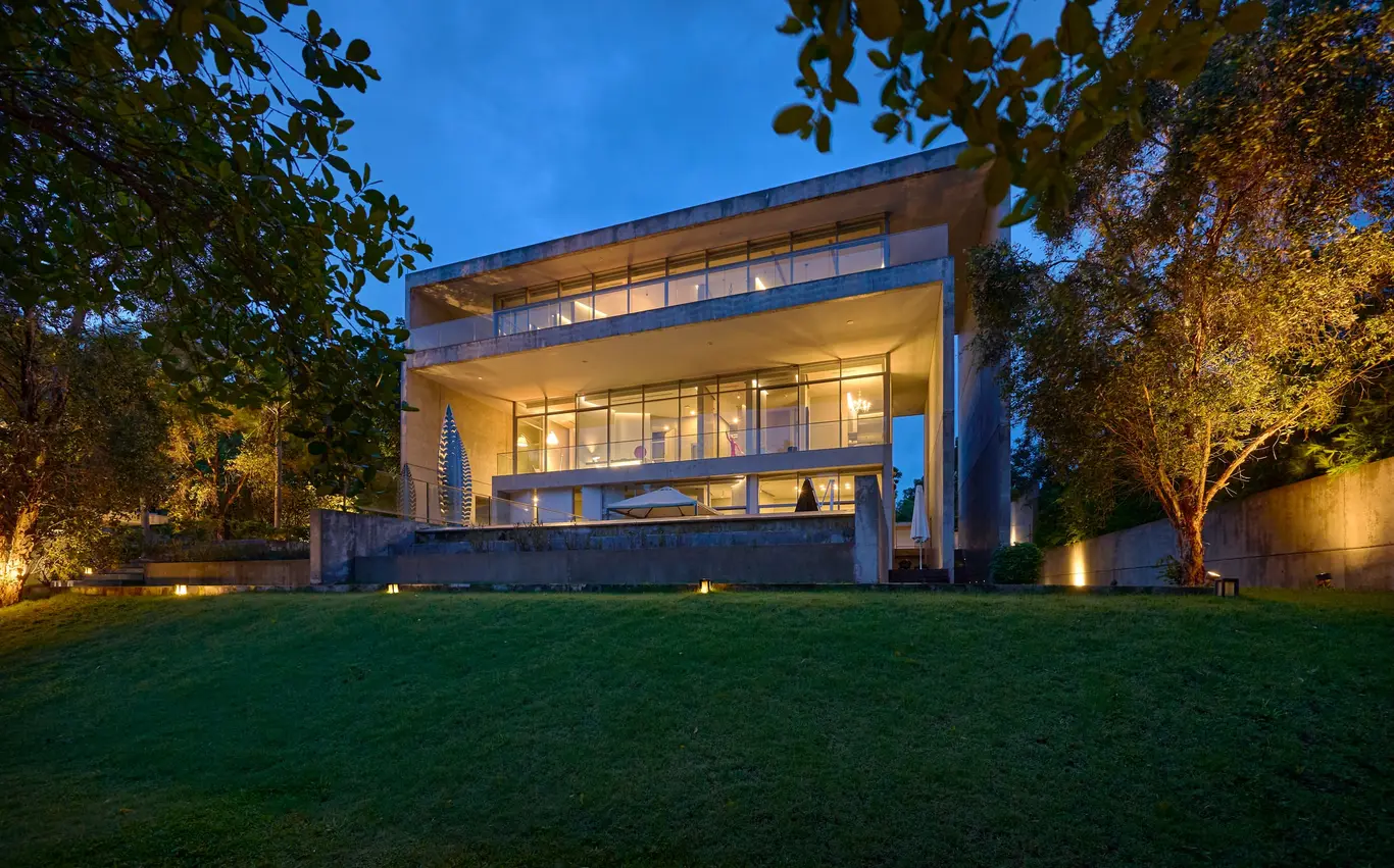 Villa East Egg — Architectural Masterpiece by Kulapat Yantrasast — view 2